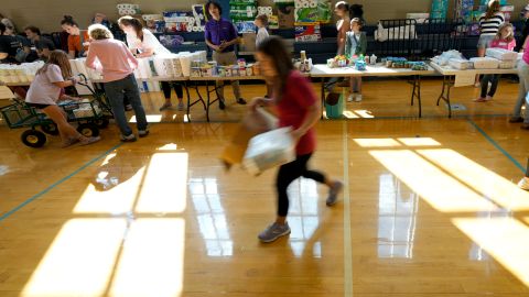 El enfoque de la oficina de la Hispanic Federation en Carolina del Norte y su red de unas 80 organizaciones miembros es la prestación de servicios a los latinos, también presta ayuda, entre otros, a la comunidad afroamericana, a otras minorías y a la comunidad LGBTQ.