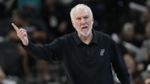 Greg Popovich espera estar pronto de regreso al banquillo de Spurs