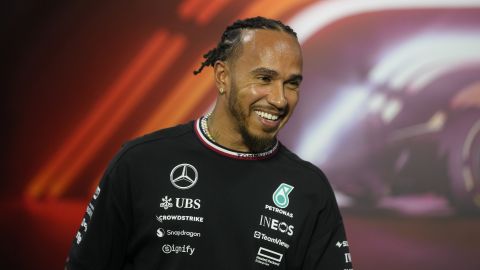 Lewis Hamilton entrena para su estreno con Ferrari rodeado de pingüinos en la Antártida