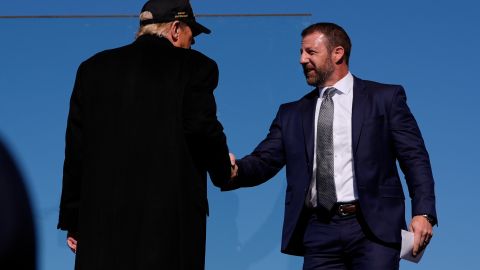 El preesidente electo Donald Trump y el senador republicano Markwayne Mullin