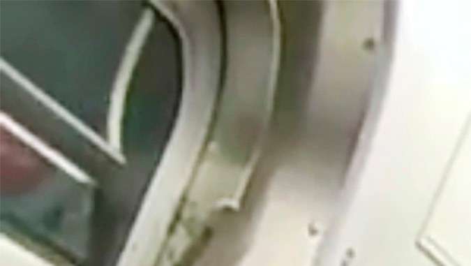 el personal médico de emergencia en un vagón del metro de la ciudad de Nueva York intenta reanimar a Jordan Neely después de que Daniel Penny le aplicara una llave de estrangulamiento.