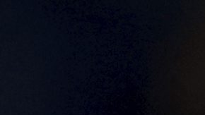 Cristiano Ronaldo aplaude mientras exhibe la camiseta del Mundial 2030 durante un partido de la UEFA Nations League.