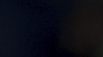 Cristiano Ronaldo aplaude mientras exhibe la camiseta del Mundial 2030 durante un partido de la UEFA Nations League.