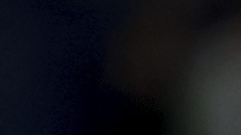 Cristiano Ronaldo aplaude mientras exhibe la camiseta del Mundial 2030 durante un partido de la UEFA Nations League.