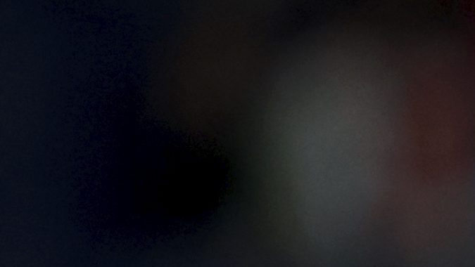 Cristiano Ronaldo aplaude mientras exhibe la camiseta del Mundial 2030 durante un partido de la UEFA Nations League.