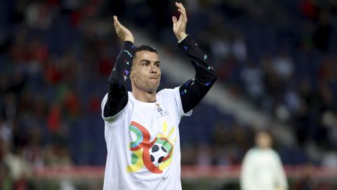 Cristiano Ronaldo aplaude mientras exhibe la camiseta del Mundial 2030 durante un partido de la UEFA Nations League.