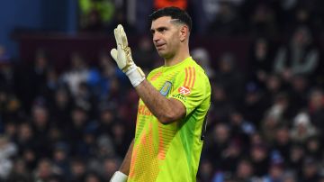 Emiliano "Dibu" Martínez durante un encuentro ante la Juventus en Champions League.