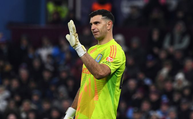 Emiliano "Dibu" Martínez durante un encuentro ante la Juventus en Champions League.
