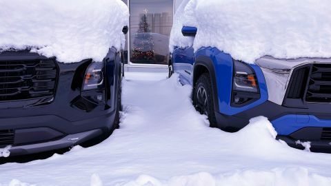 Los vehículos se cubren de nieve durante una tormenta en Lowville, Nueva York, el domingo 1 de diciembre de 2024.