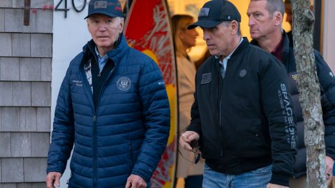 El presidente Joe Biden y su hijo Hunter Biden caminan por el centro de Nantucket, Massachusetts.