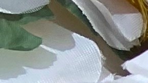 Flores, velas y fotografías se colocan cerca del buzón de Mamta Kafle Bhatt en Manassas Park, Virginia.