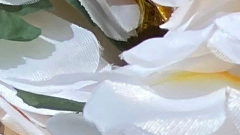Flores, velas y fotografías se colocan cerca del buzón de Mamta Kafle Bhatt en Manassas Park, Virginia.