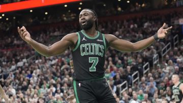 NBA multó con $25 mil dólares a Jaylen Brown por gesto de degollar contra Detroit