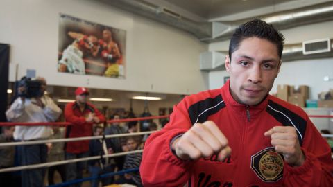 Israel Vázquez en una foto de 2008 cuando era campeón mundial de peso supergallo. El guerrero mexicano falleció el 2 de diciembre en Los Ángeles a los 46 años.