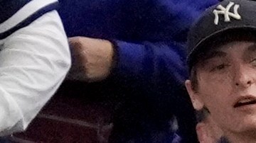 Fanáticos de Yankees interfieren en una jugada con Mookie Betts durante la Serie Mundial 2024.