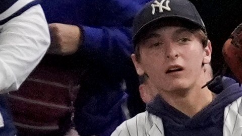 Fanáticos de Yankees interfieren en una jugada con Mookie Betts durante la Serie Mundial 2024.
