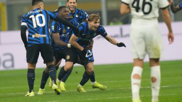 Nicolo Barella (C) celebra junto a sus compañeros del Inter de Milán.