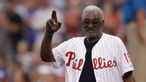 Dick Allen durante su inducción al Salón de la Fama de Philadelphia Phillies en 2017.