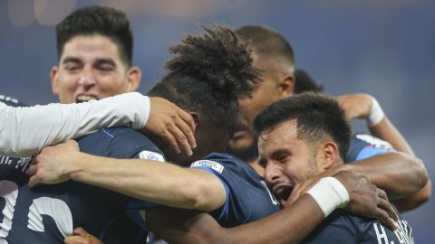 Oussama Idrissi celebra con sus compañeros de Pachuca tras marcar el primer gol ante Botafogo.