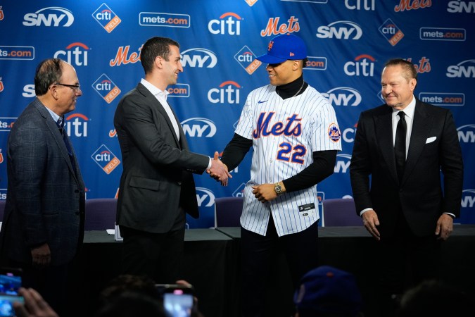 David Stearns junto a Juan Soto en su presentación con los Mets.