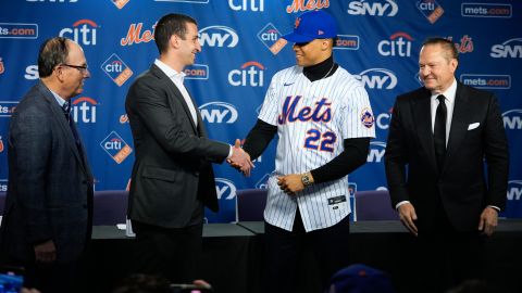 David Stearns junto a Juan Soto en su presentación con los Mets.