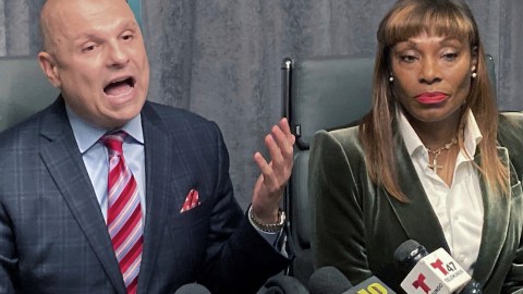 Ingrid Lewis Martin junto a su abogado Arthur Aidala el 16 de diciembre de 2024.