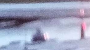 Estudiantes a bordo de un autobús mientras salen del refugio tras un tiroteo en la escuela cristiana Abundant Life.