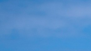 Un Hércules C130 H de la Real Fuerza Aérea de Nueva Zelanda se carga con suministros para entregar a Vanuatu luego de un fuerte terremoto que golpeó la costa en el Océano Pacífico Sur.
