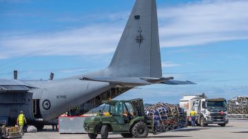 Un Hércules C130 H de la Real Fuerza Aérea de Nueva Zelanda se carga con suministros para entregar a Vanuatu luego de un fuerte terremoto que golpeó la costa en el Océano Pacífico Sur.