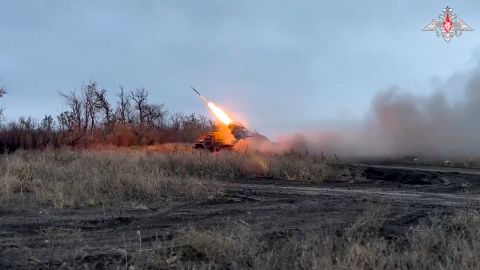 Un lanzacohetes múltiple autopropulsado "Grad" de 122 mm dispara hacia una posición ucraniana en un lugar no revelado.