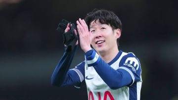 Son Heung-Min celebra tras su anotación ante Chelsea.