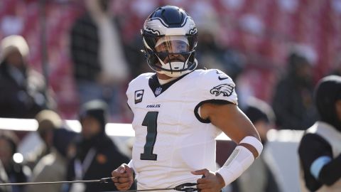 Quarterback Jalen Hurts entró en protocolo de conmoción cerebral por Eagles