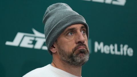 Aaron Rodgers firmó en 2023 con los Jets por tres temporadas y $112 millones de dólares.