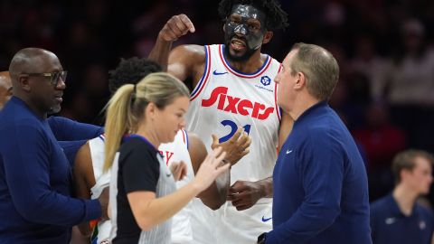 Embiid reclama a la árbitro Jenna Schröder.