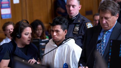 Sebastián Zapeta, acusado de prender fuego a una mujer dentro de un tren del metro, comparece ante un tribunal de Nueva York.