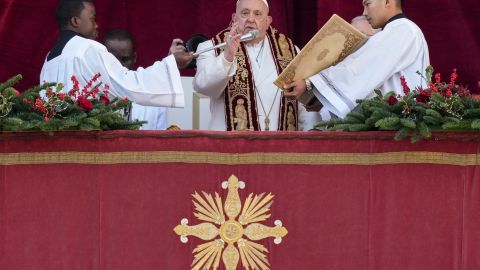 El papa también pidió callen las armas en la martirizada Ucrania.