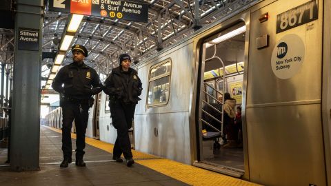 Los agentes están revisando imágenes de las cámaras de seguridad de la estación y entrevistando testigos para ver si el atacante fue visto cerca de la víctima.