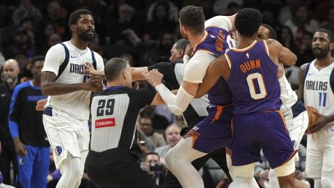 NBA: Batalla campal culminó con tres expulsados en el partido entre Suns y Mavericks