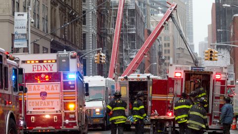 El FDNY se encuentra investigando la causa del incendio.