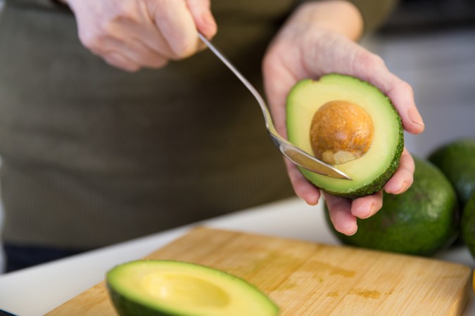 El aguacate es rico en grasas saludables con efecto hepatoprotector.