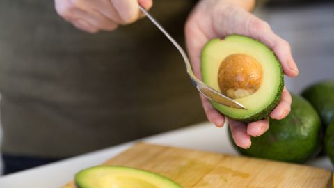 El aguacate es rico en grasas saludables con efecto hepatoprotector.