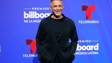 Alejandro Sanz se muestra feliz por la llegada de la Navidad.