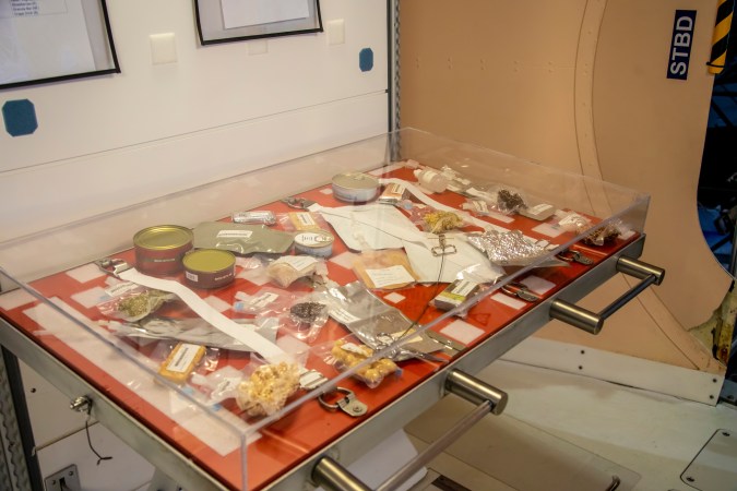 La alimentación de astronautas son bastante complejos una vez abandonan la Tierra.