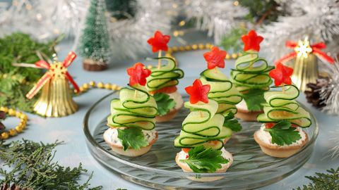 Los bocaditos de pepino y salmón son deliciosos y fácil de preparar.