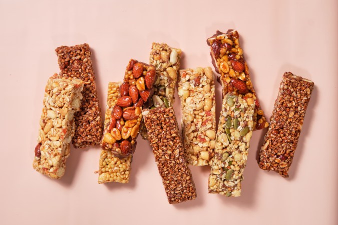 Las barras de cereales, aunque puede ser consideradas saludables, según la nueva regulación es un alimento menos nutritivo.
