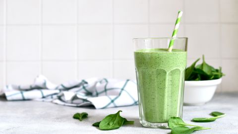 Descubre los beneficios del batido de manzana y espinaca para la salud cardiovascular