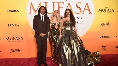 Jay-Z asistió a la premiere de Mufasa junto con su familia.