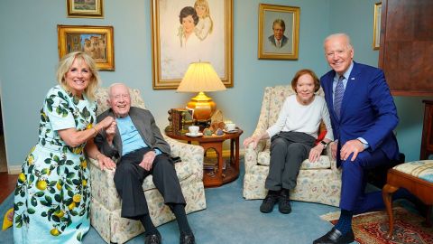 En esta foto publicada por la Casa Blanca en 2021, el presidente Joe Biden y la primera dama Jill Biden visitan al expresidente Jimmy Carter y a la exprimera dama Rosalynn Carter, ambos actualmente fallecidos.