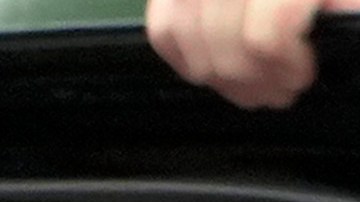 El presidente Joe Biden habla con su hijo Hunter Biden a su llegada a la base de la Guardia Nacional Aérea de Delaware en New Castle, Delaware, el martes 11 de junio de 2024.