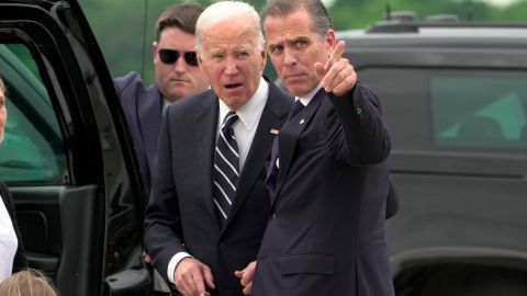 El presidente Joe Biden habla con su hijo Hunter Biden a su llegada a la base de la Guardia Nacional Aérea de Delaware en New Castle, Delaware, el martes 11 de junio de 2024.